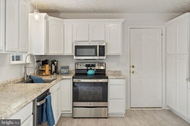 Foto del edificio - 100 Woodlands Ln