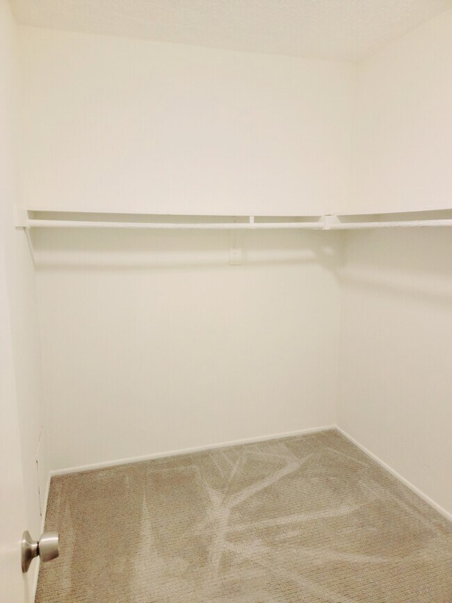 WalkCloset - 2060 S Spinnaker St