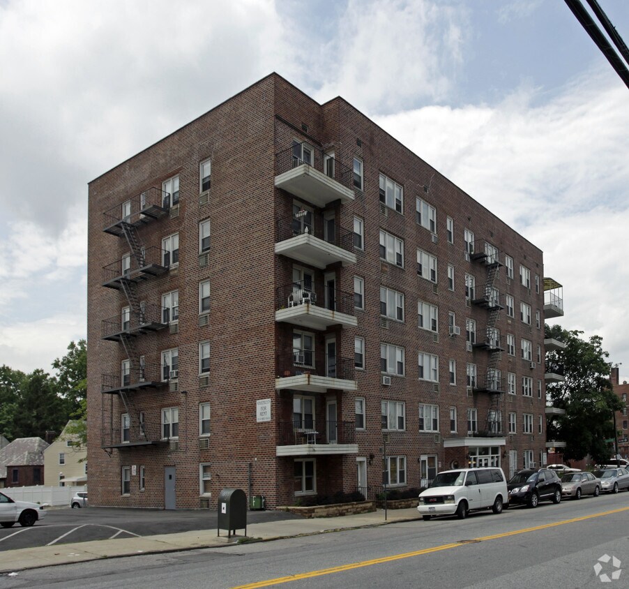 Foto principal - 673 Mclean Ave