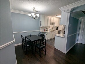 Building Photo - 18333 Roehampton Dr