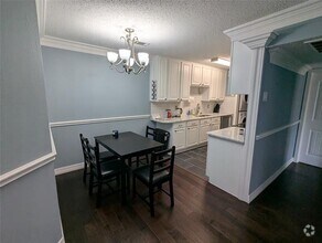 Building Photo - 18333 Roehampton Dr