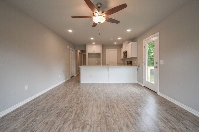 Building Photo - 2 Bed 2 Bathroom Home!!
