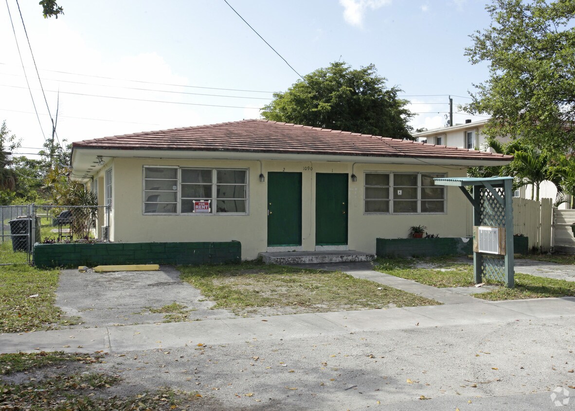 Building Photo - 1090 NE 127th St