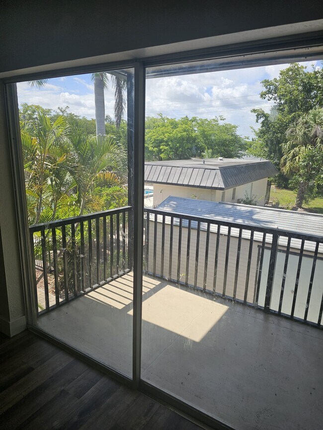 Foto del edificio - 1560 Colonial Blvd