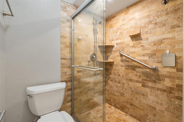 Foto del edificio - 5303 Fleetwood Oaks Ave