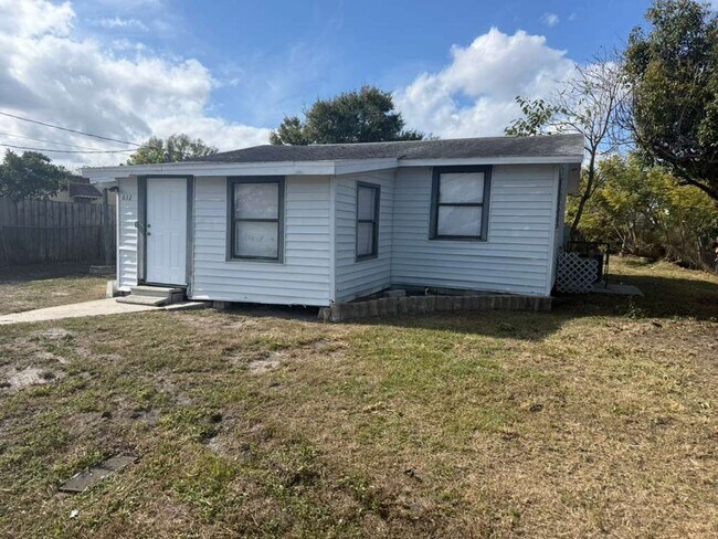 Building Photo - Lakeland 2/1 House  Apply for FREE This Holiday Season!