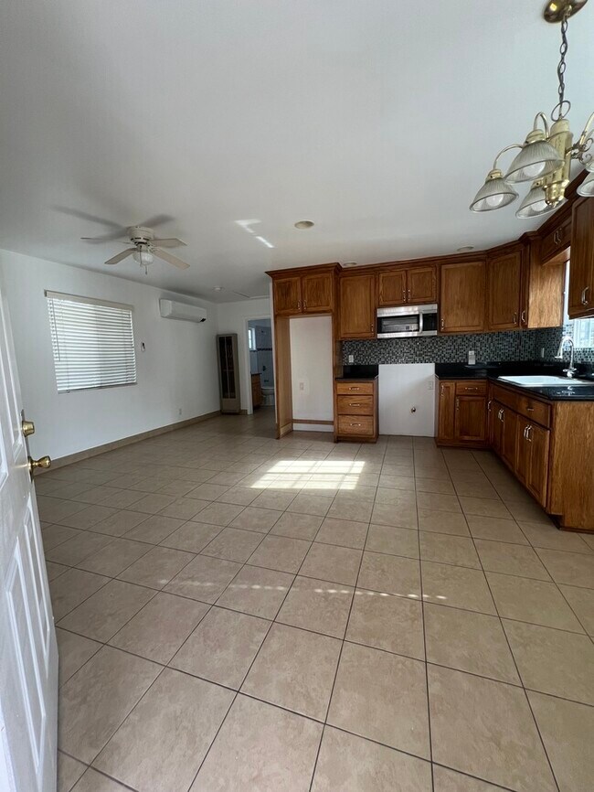Building Photo - 9807 San Antonio Ave