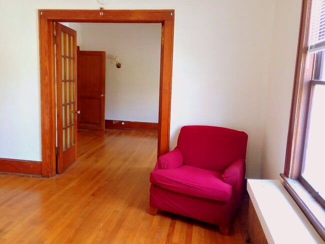 living room - 546 Highland Ave SW