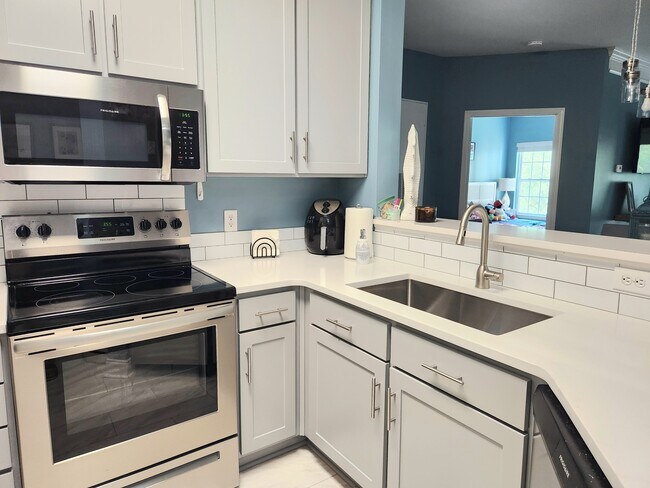 Puertas de armarios de cocina y encimera de cuarzo completamente nuevas. - 2021 Basildon Rd