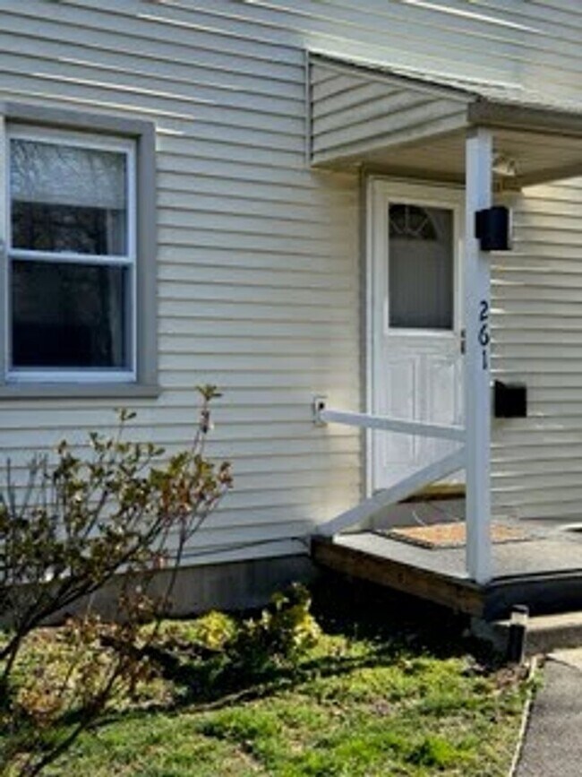 Building Photo - 45 Greenlawn Dr