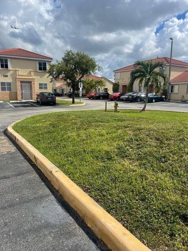 Foto del edificio - 240 NW 114th Ave