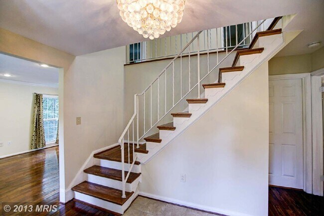 Foyer - 3000 Phyllmar Pl