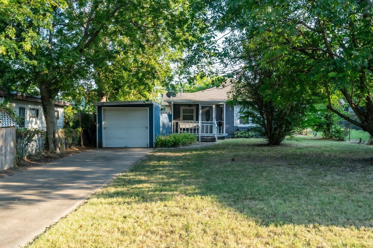 Primary Photo - 2 Bed | 1 Bath Near TU!