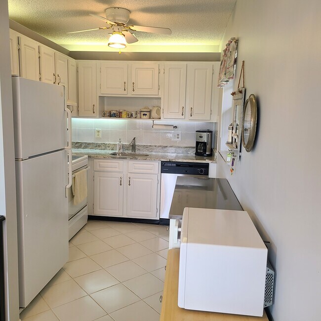 Kitchen - 68 Royal Oak Ct