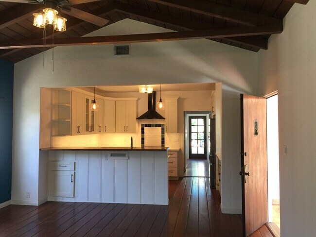 Foto del edificio - 5046 La Roda Ave