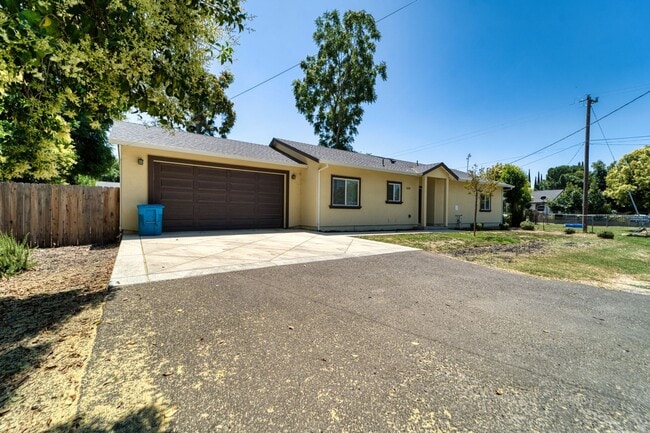 Building Photo - Like new home in Olivehurst