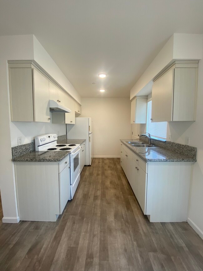 Kitchen - 3357 E Terrace Ave