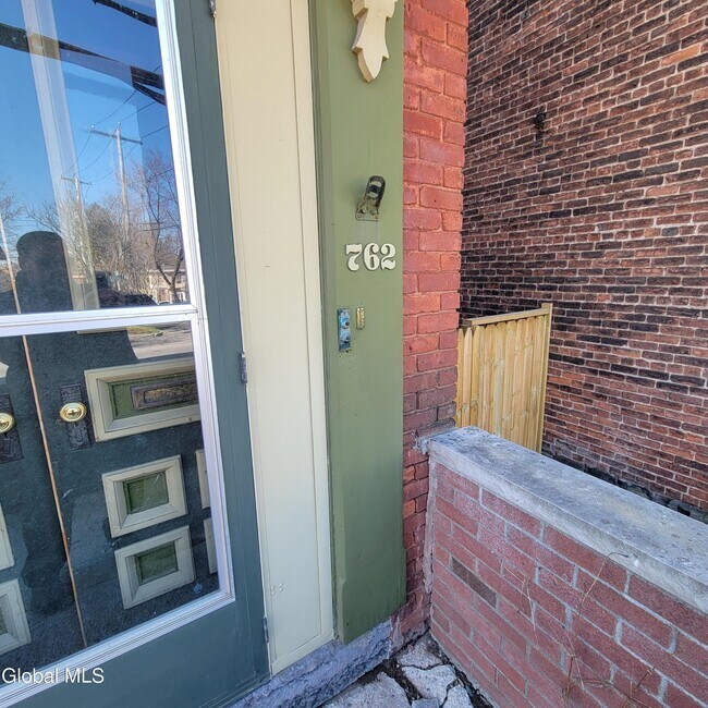 Foto del edificio - 762 Eastern Ave