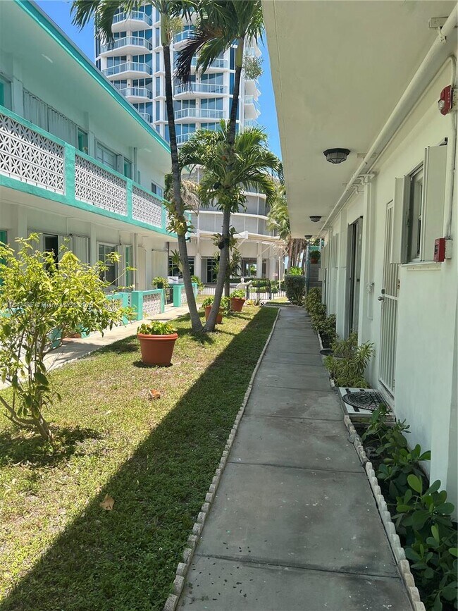 Foto del edificio - 6494 Collins Ave