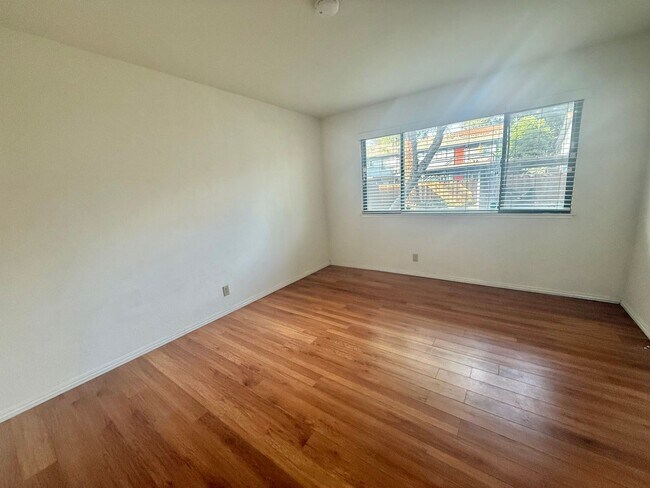 Foto del edificio - CAMPBELL - Downstairs unit in desirable location