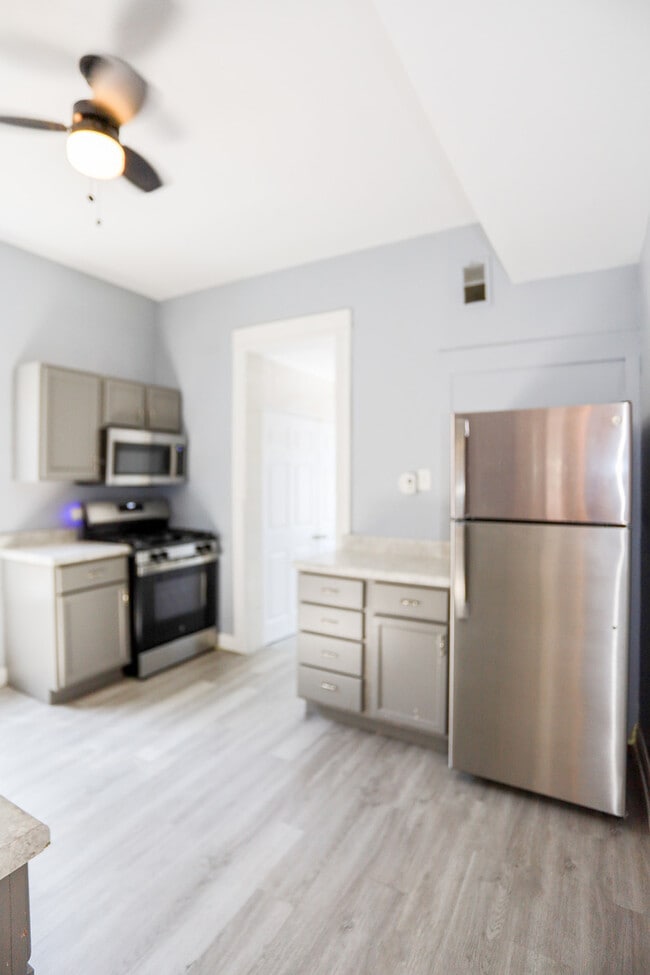 Building Photo - 3525 W Dickens Ave