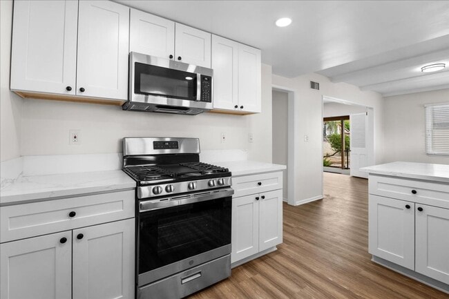 Foto del edificio - Updated Winnetka 3-Bedroom with Backyard a...