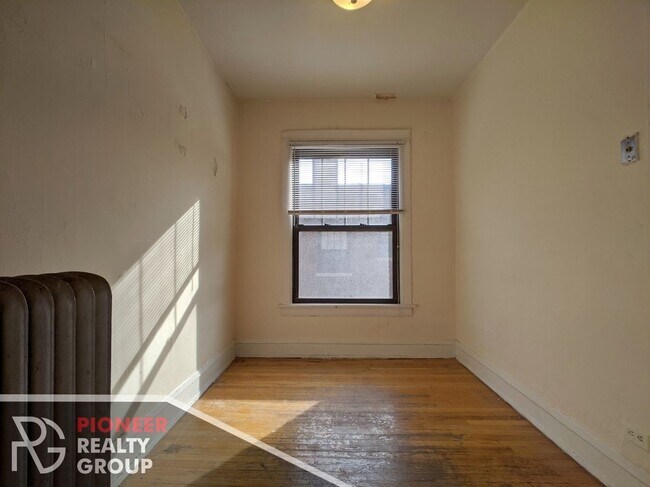 Building Photo - 516 W Cornelia Ave