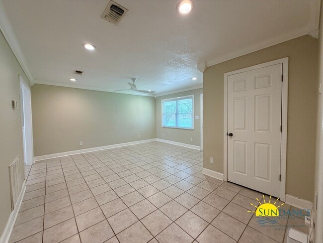 Building Photo - 48 Poulton Dr NW