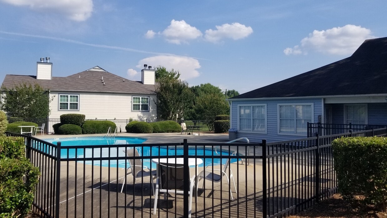 Complex pool - 8119 Tremaine Ct
