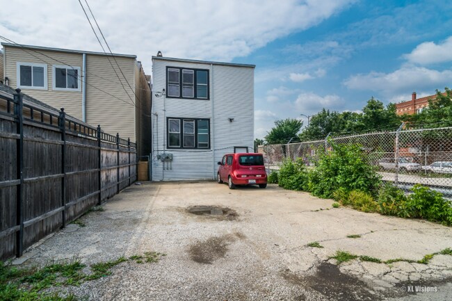 Foto del edificio - 3352 W Pierce Ave
