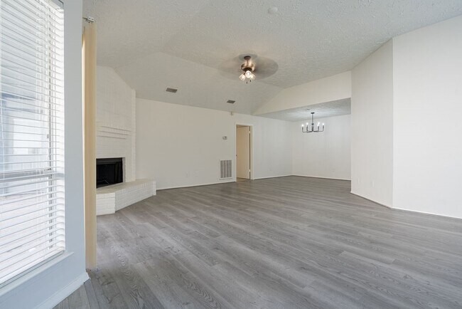 Foto del edificio - 16127 Olive Glen Dr