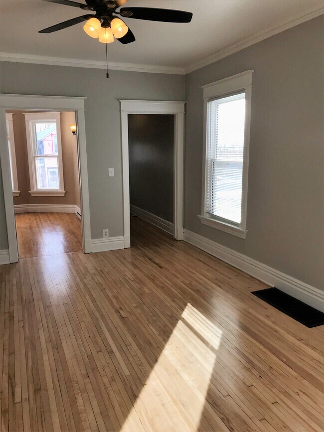 Foto del edificio - 327 E 6th St