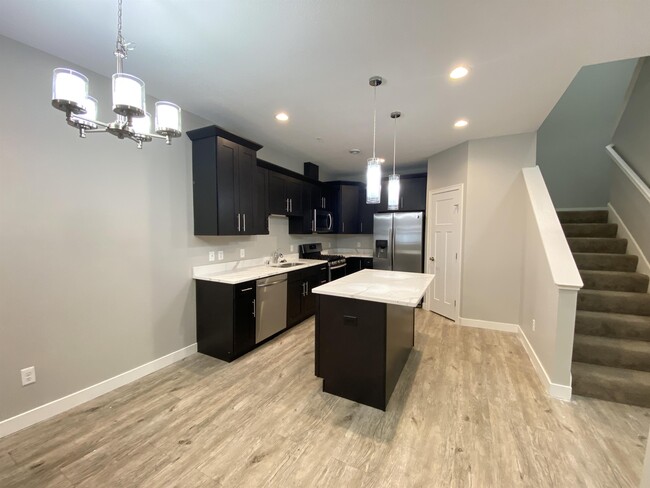 Building Photo - 686 Stone Haven Dr NE