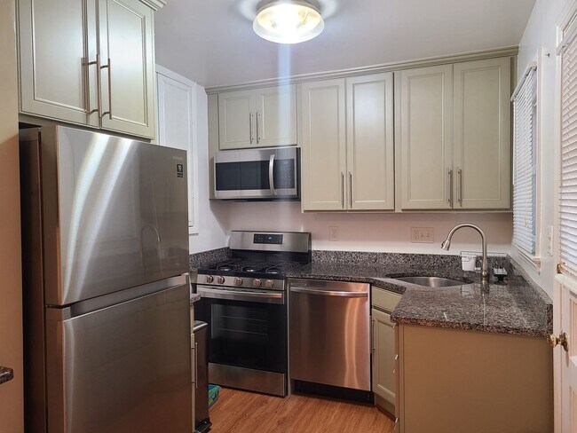 Foto del edificio - Cute 2-Level Rambler in a Fantastic Location! 2 bed 1 bath!