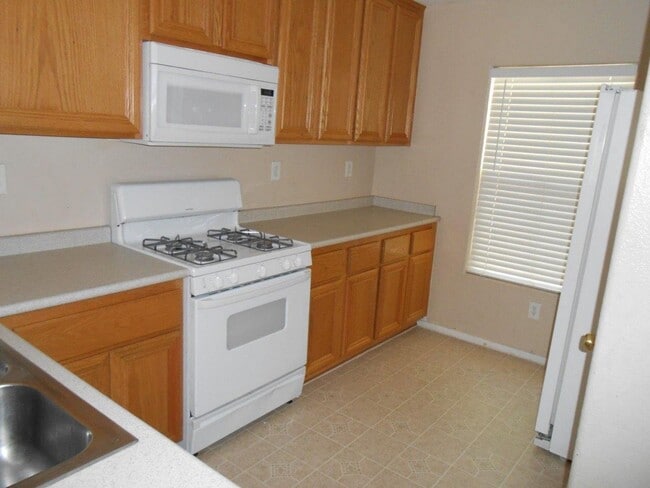 Building Photo - Cute House in the North in Gated Community