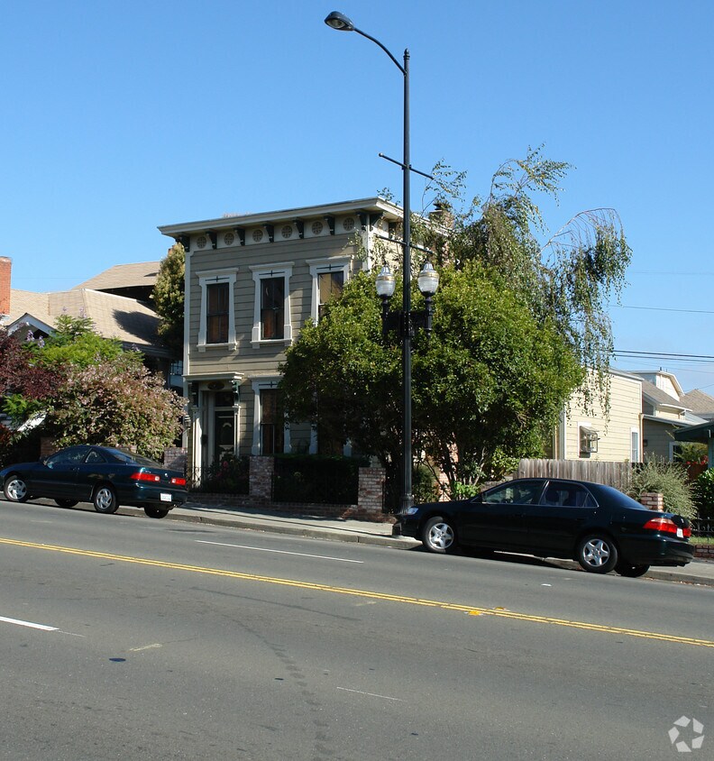 Building Photo - 926 Georgia St