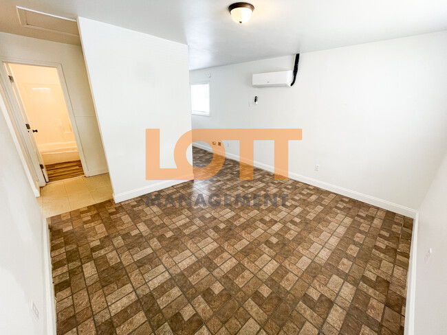 Building Photo - 10 Montis Dr