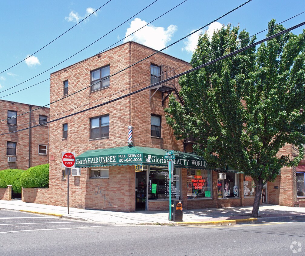 Primary Photo - 131 Anderson Ave