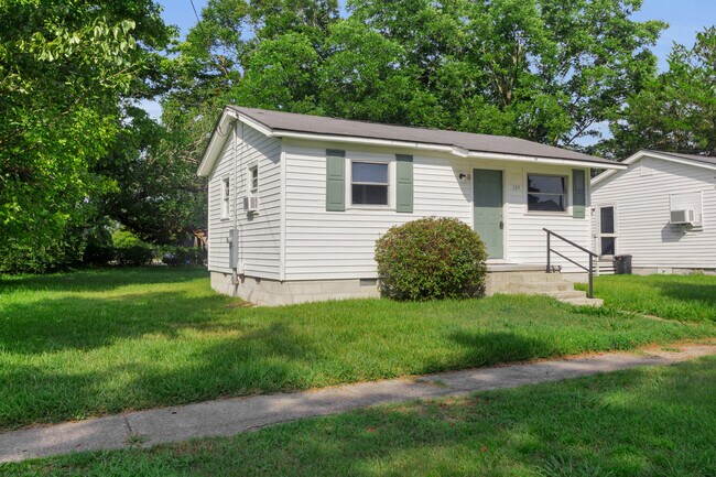Building Photo - 304 B St