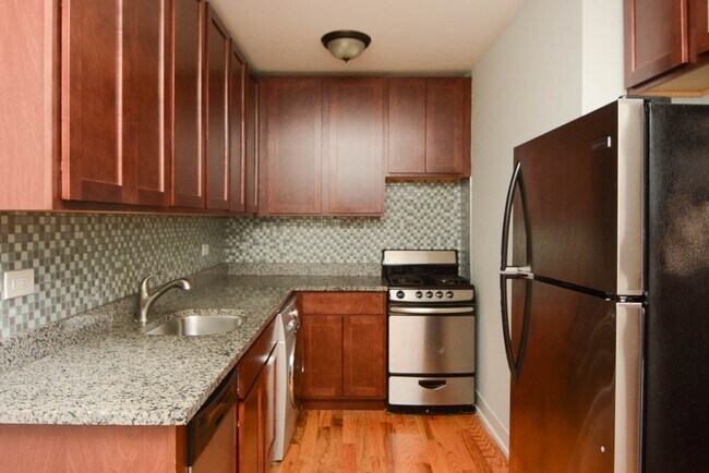 Foto del edificio - 562 W Arlington