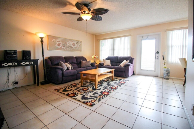 Building Photo - 1027 Lyndhurst I