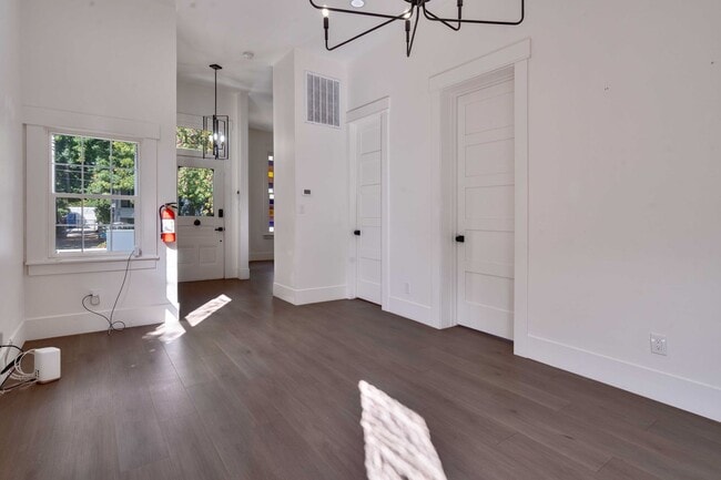 Foto del edificio - Fully Updated 2BR/2BA Victorian with Priva...