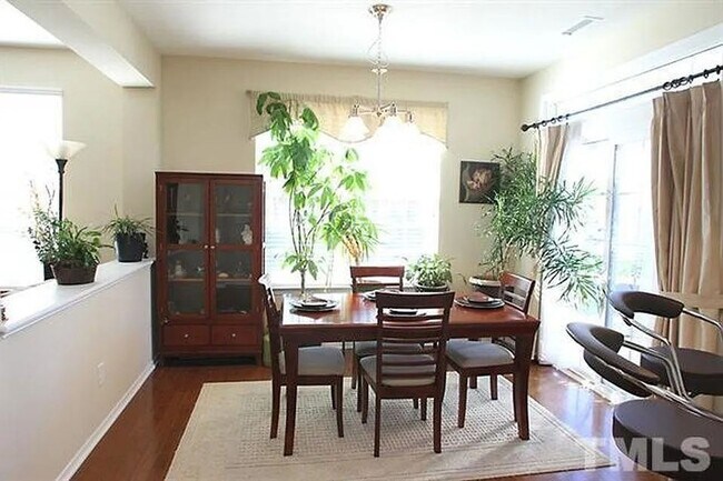 Building Photo - Three Bedroom End Unit Townhome in AMAZING Neighborhood!