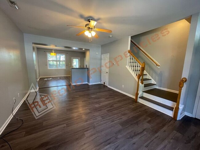 Building Photo - Great Location! 3 Story, 3 Bedrooms, 3.5 B...