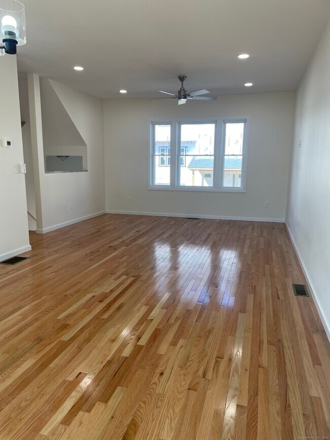 Foto del edificio - 455R Sherman Ave