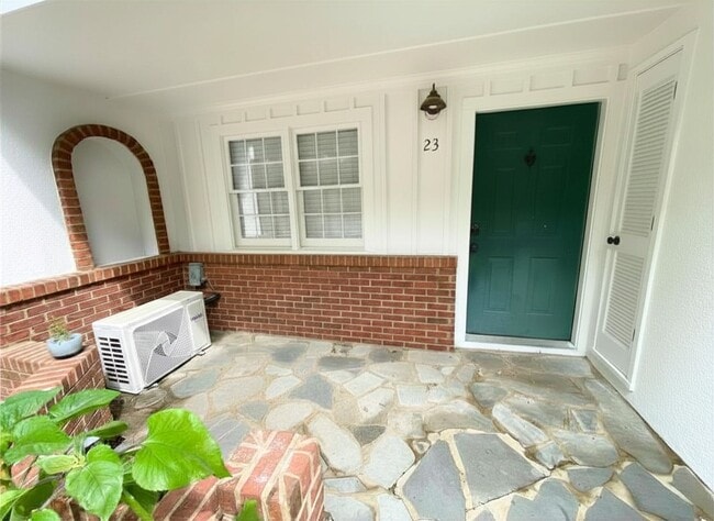 Building Photo - STUDIO APARTMENT LEASING AUGUST 9TH 2026! 1/2 DEPOSIT SPECIAL