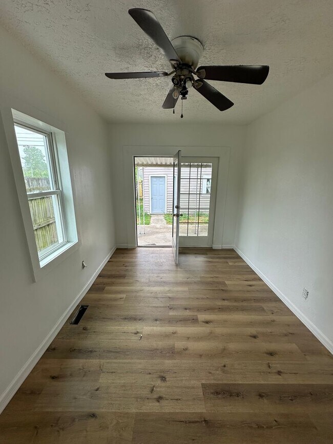Building Photo - 3 Bed 1 Bath with Fenced in Back Yard and ...