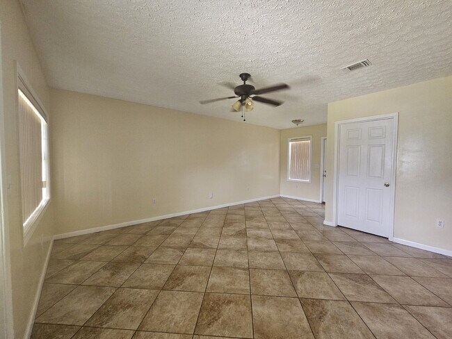 Foto del edificio - "Charming 3-Bedroom Retreat with Spacious Living"