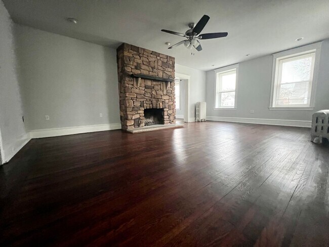 Building Photo - Gorgeous 3-Bedroom Apartment in Drexel Hil...