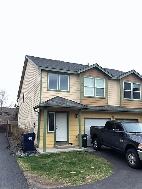 Foto principal - 3 Bed/2.5 Bath Duplex in NE Bend - Nova Loop